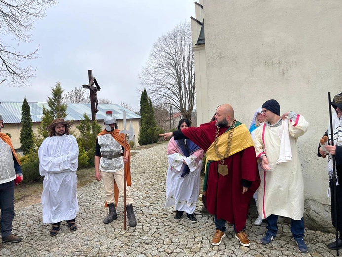 Droga Krzyżowa na Rowkół