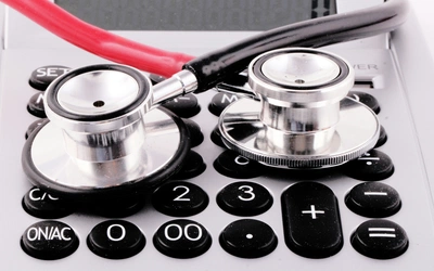 Matematyka NFZ. Czy 60 procent to więcej niż 100?