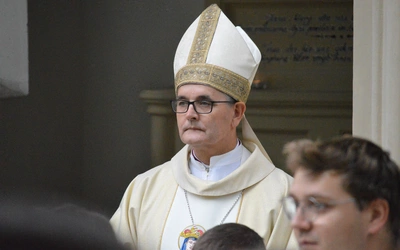 Abp Przybylski do kapłanów: Ludzie chcą widzieć księdza w sutannie wytartej na kolanach, a nie przy kieszeniach