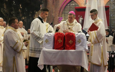 Abp Kupny podczas Mszy Krzyżma: Kapłan jest człowiekiem namaszczonym dla ludu, nie dla siebie, nie dla kariery