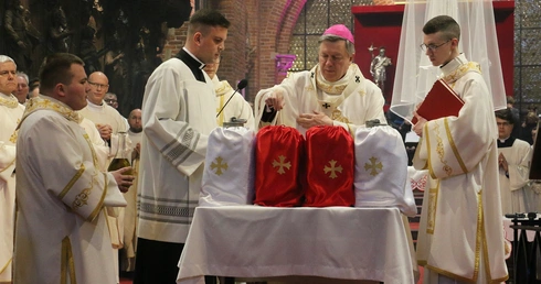 Abp Kupny podczas Mszy Krzyżma: Kapłan jest człowiekiem namaszczonym dla ludu, nie dla siebie, nie dla kariery