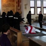 Droga Krzyżowa chłopaków ze skoczowskiej Przestrzeni Opatrzności w Pogórzu