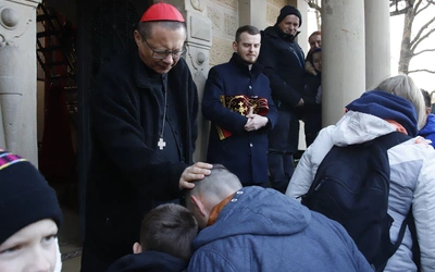 Kalwaria Zebrzydowska. Metropolita krakowski na Drodze Krzyżowej w Wielki Piątek