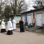 Droga Krzyżowa w schronisku Towarzystwa Pomocy im. św. Brata Alberta