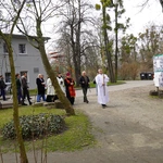 Droga Krzyżowa w schronisku Towarzystwa Pomocy im. św. Brata Alberta