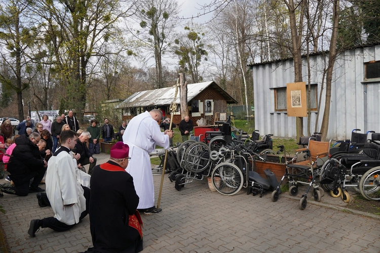 Droga Krzyżowa w schronisku Towarzystwa Pomocy im. św. Brata Alberta