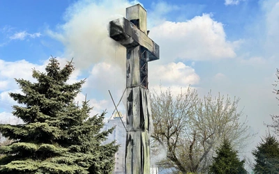 Spłonął krzyż papieski