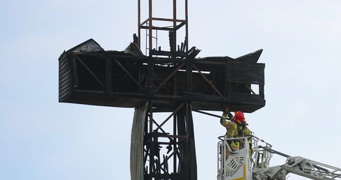 Spłonął krzyż, przed którym Jan Paweł II odprawił w 1979 r. pamiętną Mszę na warszawskim placu Zwycięstwa