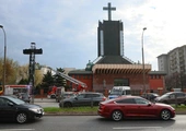 Warszawa: Słynny krzyż, który dziś spłonął, zostanie odbudowany