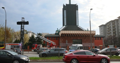 Warszawa: Słynny krzyż, który dziś spłonął, zostanie odbudowany