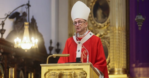 Abp Galbas w Wielki Piątek: Świat jest w ręku Boga, a nie przypadku