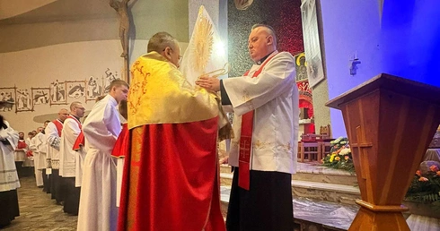 Przez krzyż przemawia do nas największa Miłość świata