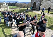 Droga Krzyżowa wchodzi na Święty Krzyż