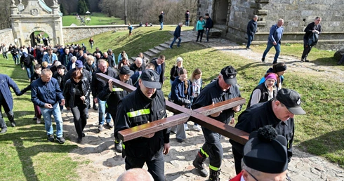 Droga Krzyżowa wchodzi na Święty Krzyż