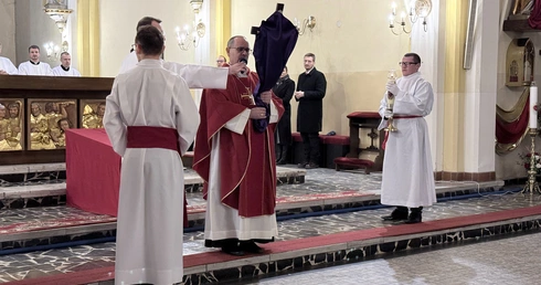Wielki Piątek. Liturgia w kościele NSPJ w Mysłowicach