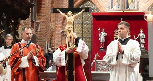 W ciszy Wielkiego Piątku słyszymy bicie serca Boga