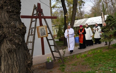 Krzyż Jezusa pośród ludzkich krzyży. Wielki Piątek u Brata Alberta we Wrocławiu