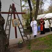 Krzyż Jezusa pośród ludzkich krzyży. Wielki Piątek u Brata Alberta we Wrocławiu