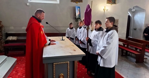 Polska Droga Krzyżowa w Wałbrzychu. Modlitwa i pamięć o ofiarach Katynia