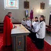 Polska Droga Krzyżowa w Wałbrzychu. Modlitwa i pamięć o ofiarach Katynia