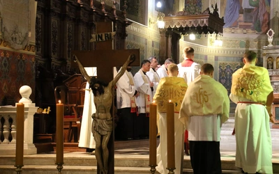 Płock. Wielki Piątek w katedrze