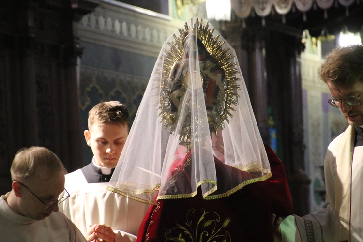 Płock. Wielki Piątek w katedrze