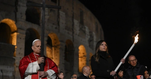 Droga Krzyżowa w Koloseum o pokoju i władzy wywołującej wojny