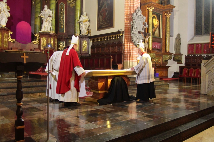 Wielkopiątkowa liturgia w legnickiej katedrze
