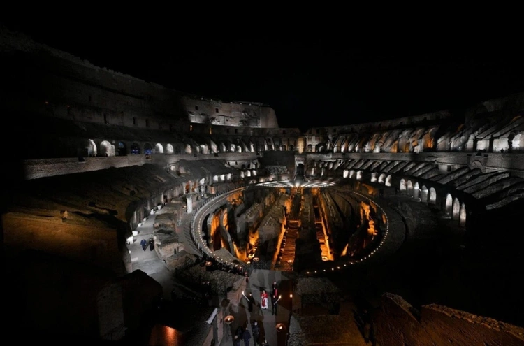 Papież poniósł krzyż w Wielki Piątek