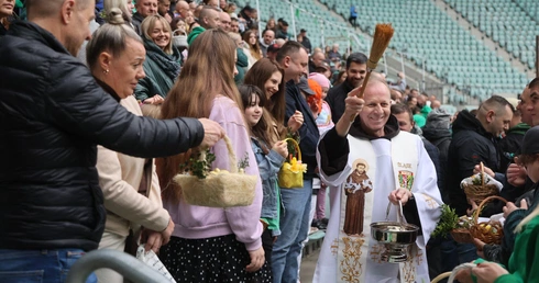 "Święconka" na stadionie - kibice Śląska przyszli z koszyczkami na trybuny