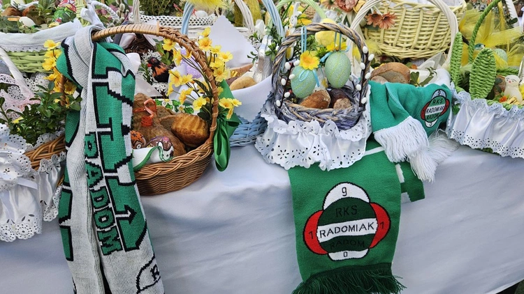 Święcenie pokarmów na stadionie Radomiaka