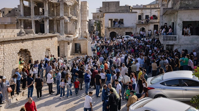 Chrześcijanie świętujący wśród ruin