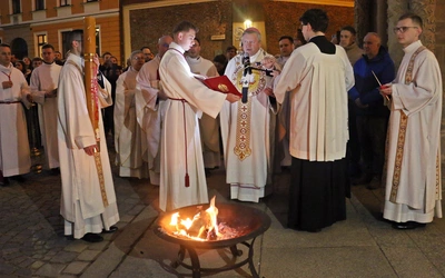 Wigilia Paschalna na Ostrowie Tumskim we Wrocławiu. Bp Kiciński: Zmartwychwstanie odnawia świat