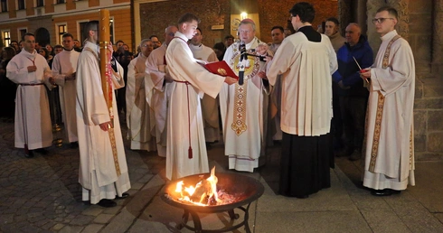 Wigilia Paschalna na Ostrowie Tumskim we Wrocławiu. Bp Kiciński: Zmartwychwstanie odnawia świat