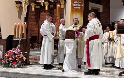 Posłani, by głosić Zmartwychwstałego. Wigilia Paschalna na Osiedlu Młodych w Świdnicy