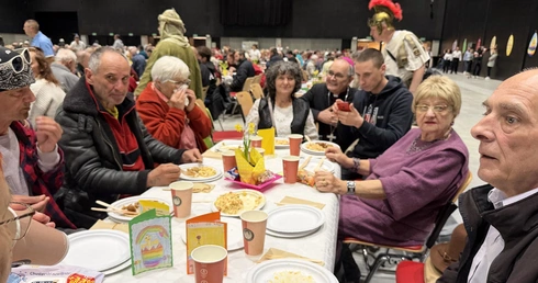 Katowice. Ponad tysiąc osób samotnych i potrzebujących przy jednym stole
