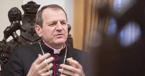 Laicyzacja w Polsce zatrzymała się w połowie drogi