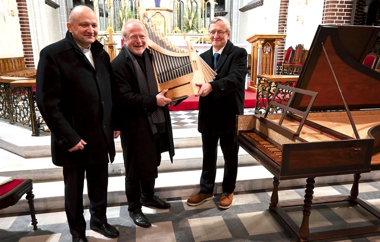 W Kościele pw. Narodzenia NMP w Głubczycach w sobotę 28 marca wystąpiło dwóch wybitnych muzykologów (od lewej): prof. Stefan Baier (Ratyzbona) i prof. Jaroslav Tůma (Praga). Tu z organizatorem, ks. Grzegorzem Poźniakiem.