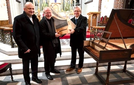 W Kościele pw. Narodzenia NMP w Głubczycach w sobotę 28 marca wystąpiło dwóch wybitnych muzykologów (od lewej): prof. Stefan Baier (Ratyzbona) i prof. Jaroslav Tůma (Praga). Tu z organizatorem, ks. Grzegorzem Poźniakiem.