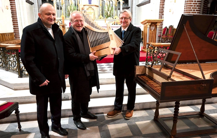 W Kościele pw. Narodzenia NMP w Głubczycach w sobotę 28 marca wystąpiło dwóch wybitnych muzykologów (od lewej): prof. Stefan Baier (Ratyzbona) i prof. Jaroslav Tůma (Praga). Tu z organizatorem, ks. Grzegorzem Poźniakiem.