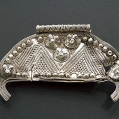 Jednym z najcenniejszych eksponatów jest srebrny wisiorek, tzw. lunula.