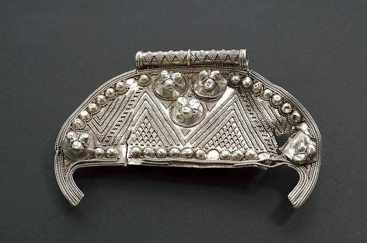 Jednym z najcenniejszych eksponatów jest srebrny wisiorek, tzw. lunula.