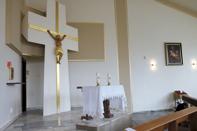 12 kwietnia świece  na ołtarzu zapłoną i już nie zgasną, bo pomiędzy nimi, w monstrancji, jak niegdyś w Wieczerniku, stanie  żywy Bóg. 