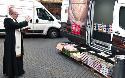  Przed rozdysponowaniem wszystkie produkty spożywcze zostaną poświęcone przez ks. Radosława Kisiela.