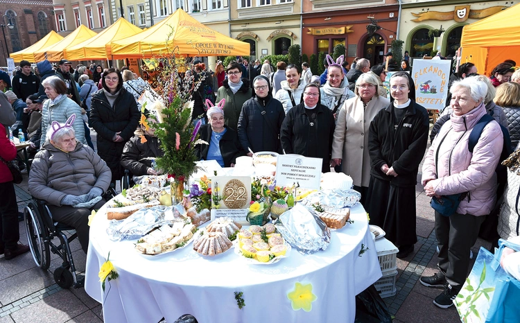 Stół przygotowany przez siostry franciszkanki oraz pracowników i mieszkańców DPS przy  ul. Szpitalnej w Opolu.