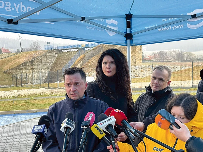  Prezes Wód Polskich Mateusz Balcerowicz z wojewodą dolnośląską Anną Żabską i Jackiem Drabińskim, zastępcą dyrektora ds. ochrony przed powodzią i suszą w Regionalnym Zarządzie Gospodarki Wodnej we Wrocławiu.