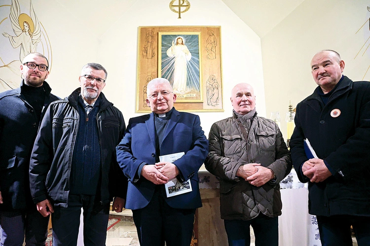 W Kościele Miłosierdzia Bożego: (od lewej) Piotr Ziaja, Henryk Solak, ks. Stanisław Szufnara,  Andrzej Kuta, Tomasz Felczyński.