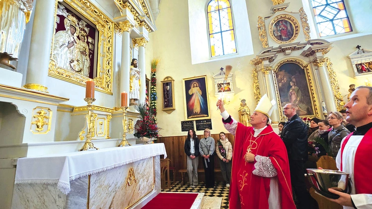 Bp Marek święci jeden z ołtarzy w świątyni w Radoszycach.