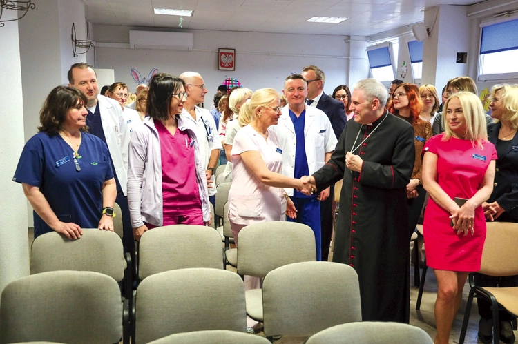 Policjantom życzył siły w codziennych obowiązkach  oraz pokoju  na czas świąt. 