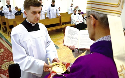 Alumn Jakub Raś był jednym z dziewięciu kleryków WSD, który przyjął akolitat.